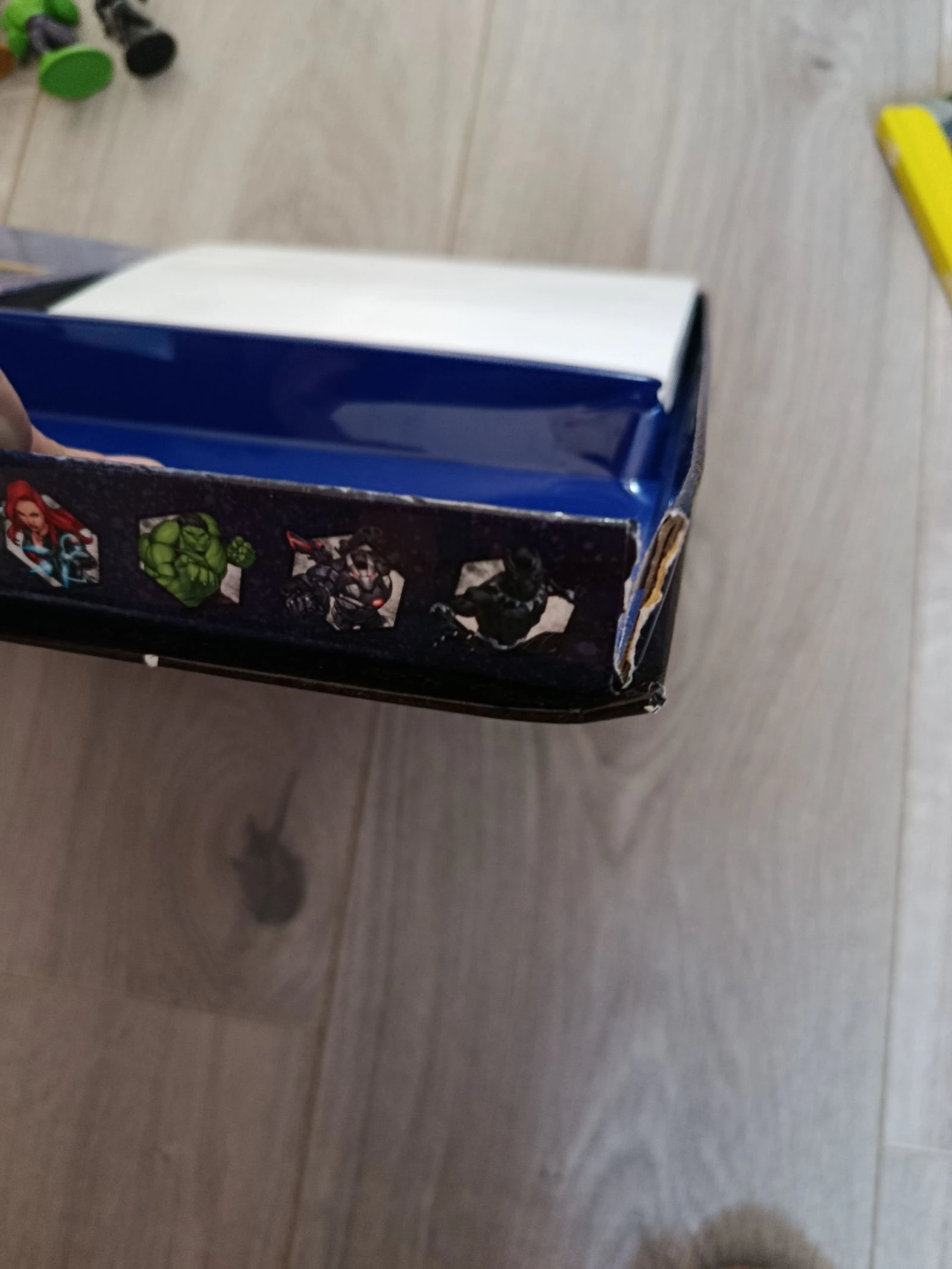 Livre Vingadores com 9 figuras e um tapete de jogo – photo 3